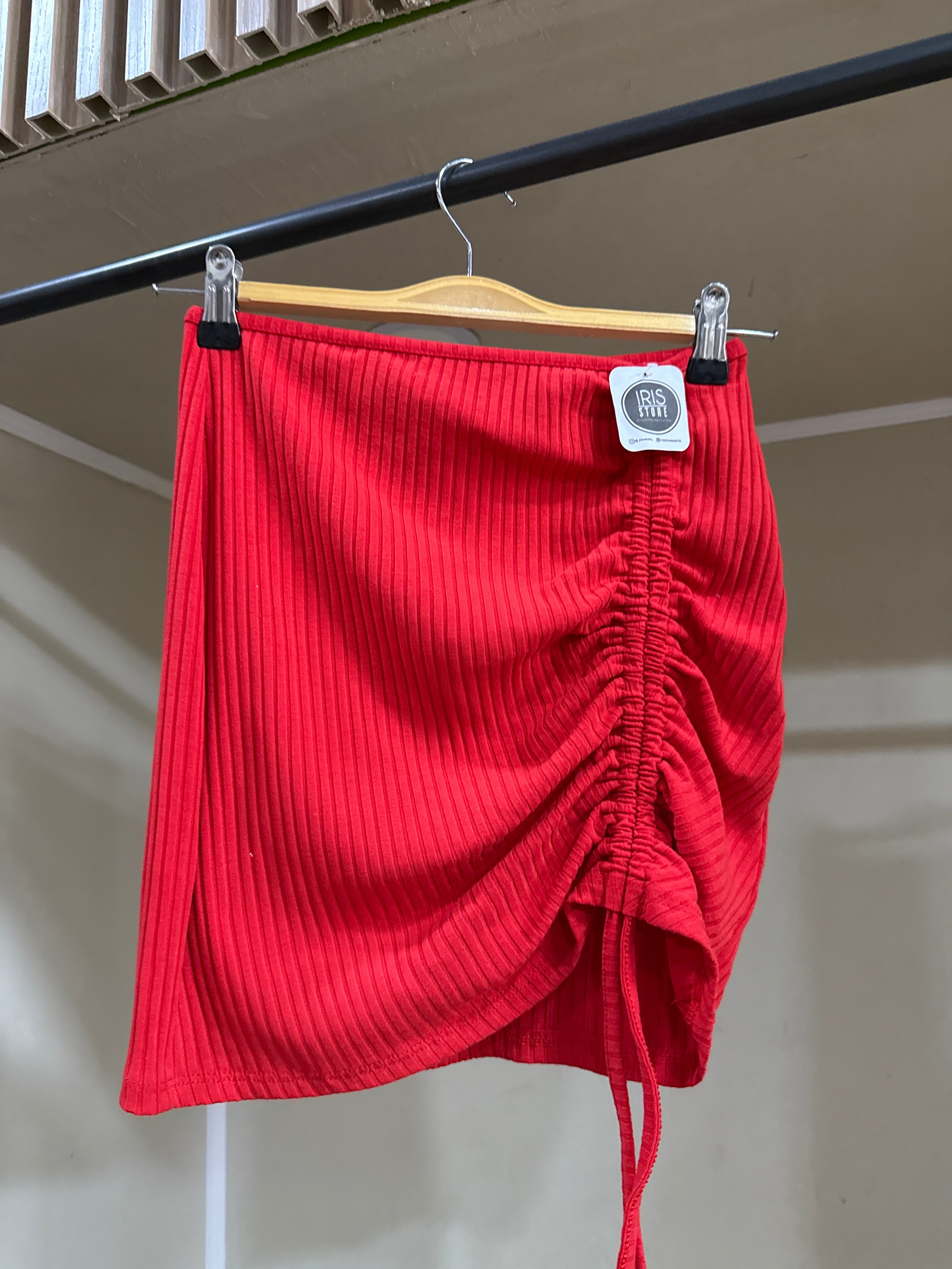 Falda recogida roja