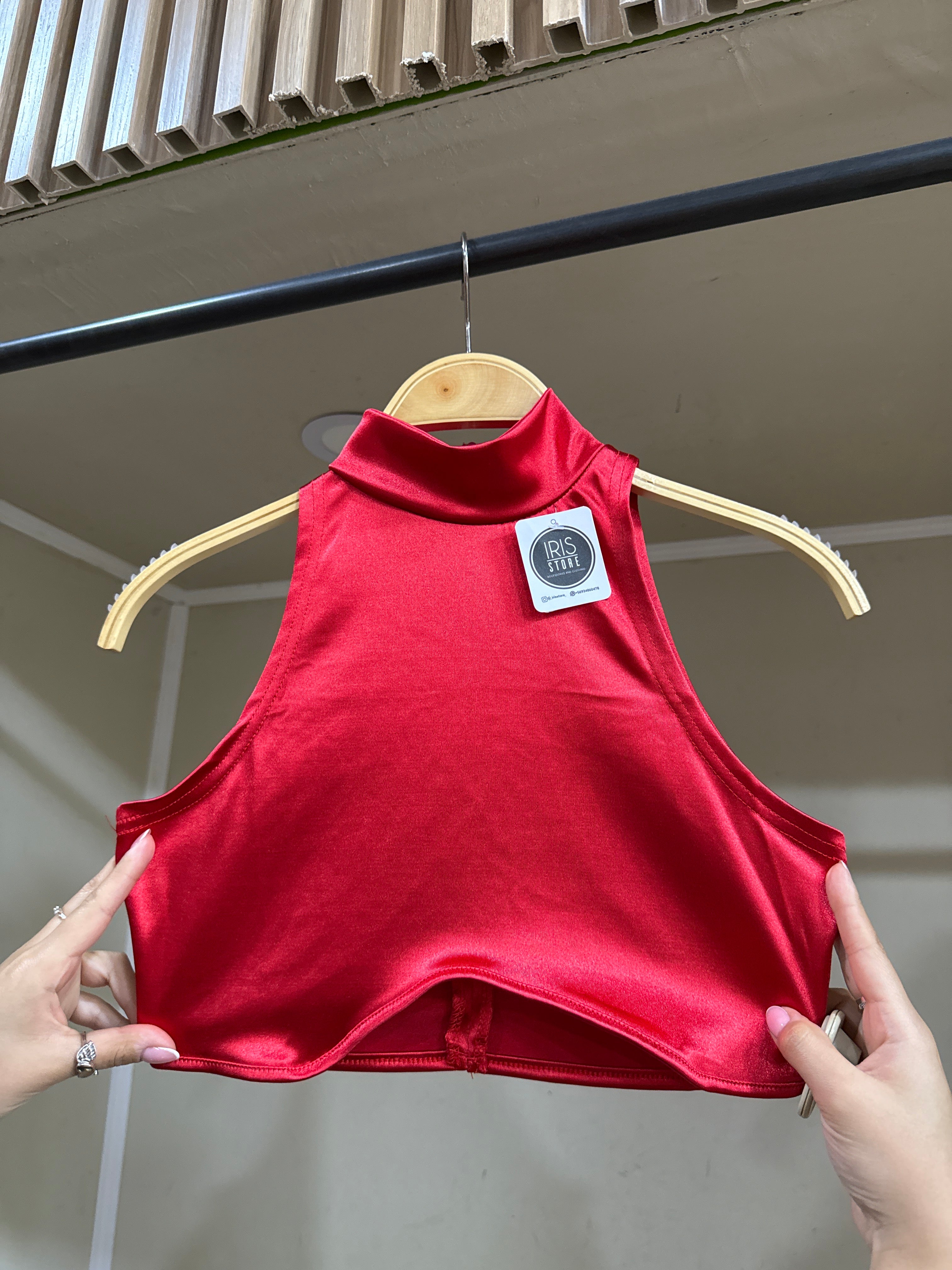 Crop satin bajo el busto rojo