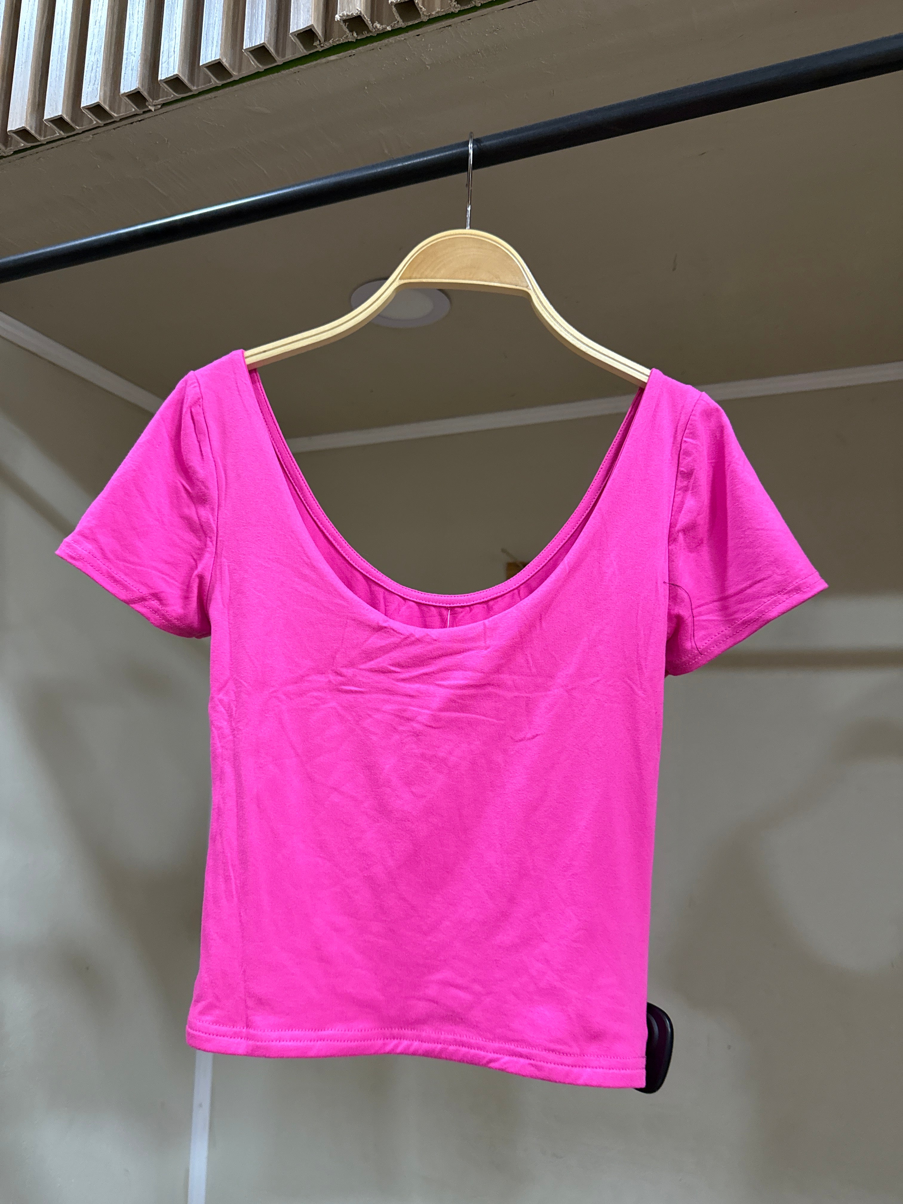 Top cuello rebajado fucsia
