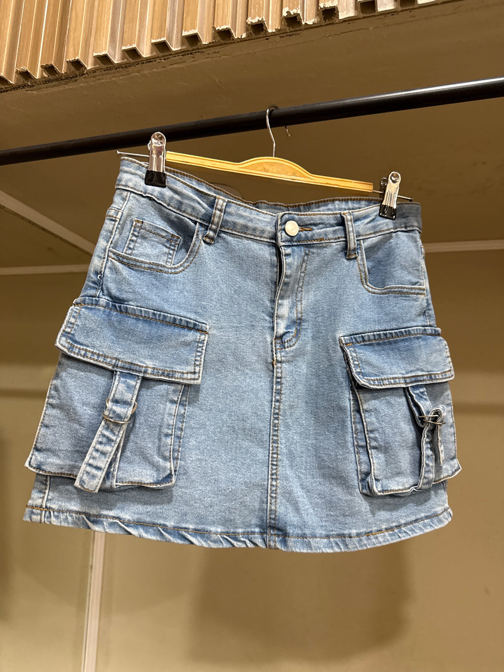 Falda cargo celeste