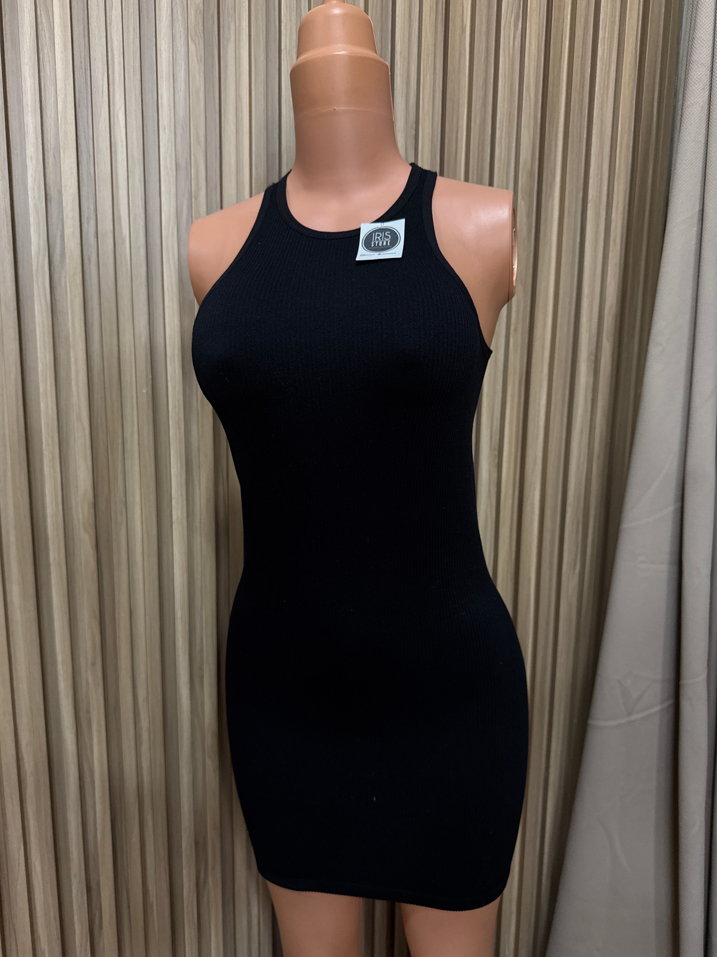 Vestido básico al cuello negro