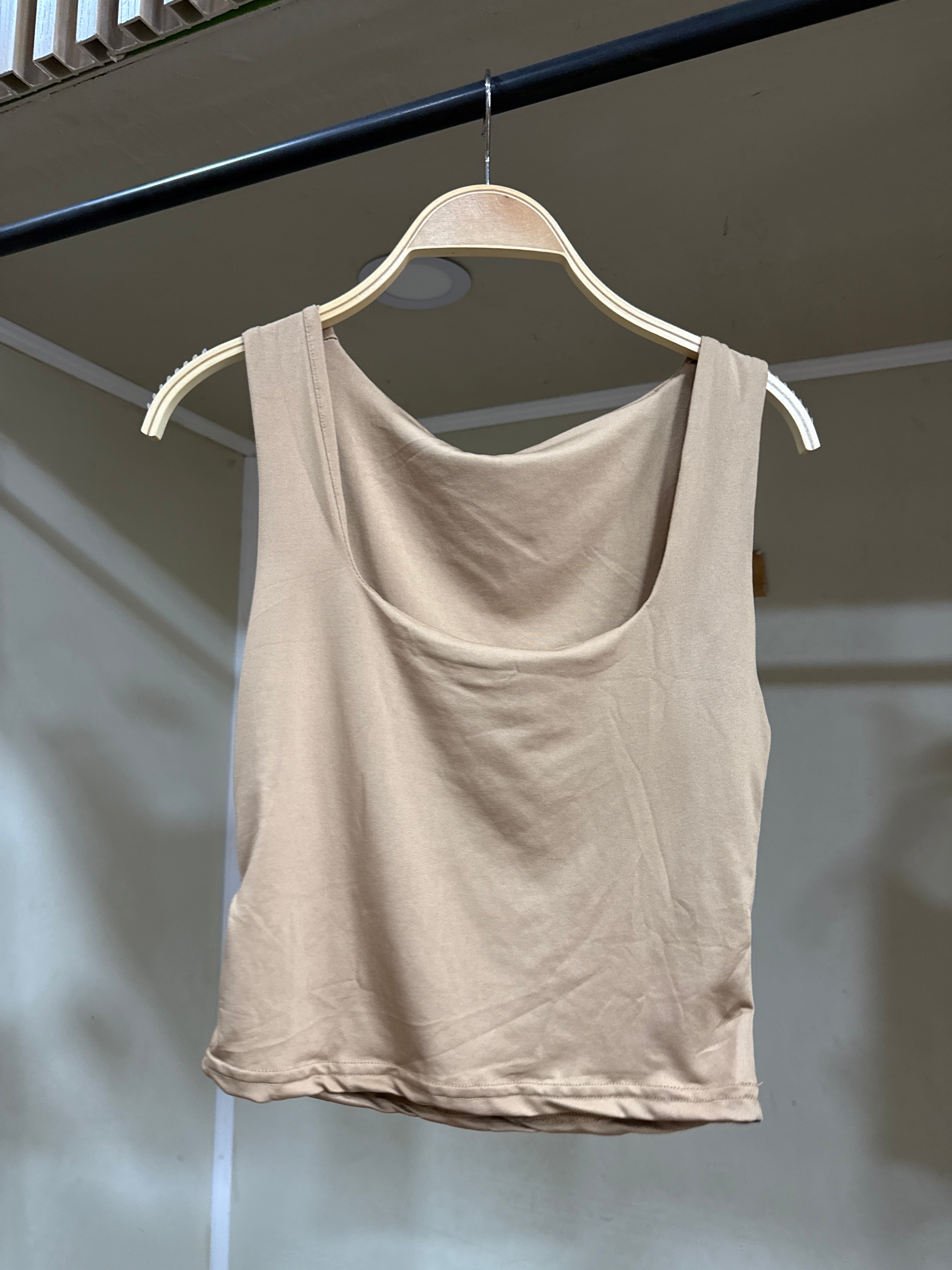 Polera lycra cuello cuadrado beige